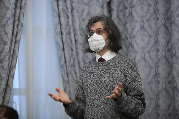 Ведущий первого дня конференции, доцент Роман Александрович Насонов выступает с кратким поздравительным словом юбилярам