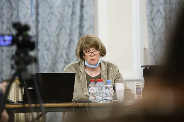 Доктор искусствоведения, профессор кафедры истории зарубежной музыки Московской консерватории Ирина Алексеевна Кряжева читает доклад на тему «Образ Испании в "Русских сезонах"»