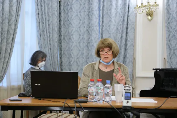 Доктор искусствоведения, профессор кафедры истории зарубежной музыки Московской консерватории Ирина Алексеевна Кряжева читает доклад на тему «Образ Испании в "Русских сезонах"»