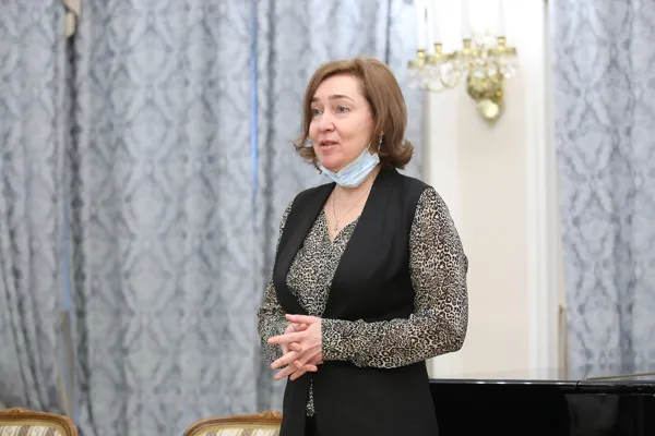 Доктор искусствоведения, профессор, заведующая кафедрой современной музыки Московской государственной консерватории имени П. И. Чайковского Марианна Сергеевна Высоцкая поздравляет юбиляров
