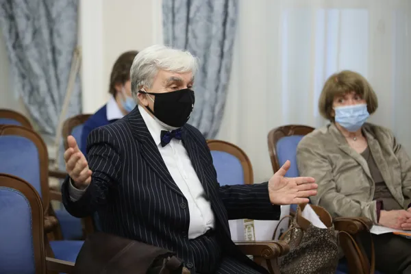 Юбиляр, доктор искусствоведения, профессор, заведующий кафедрой истории зарубежной музыки и Научно-исследовательским центром методологии исторического музыкознания Московской государственной консерватории имени П. И. Чайковского Михаил Александрович Сапонов задаёт вопросы докладчику