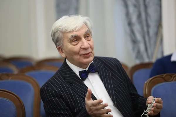 Юбиляр, доктор искусствоведения, профессор, заведующий кафедрой истории зарубежной музыки и Научно-исследовательским центром методологии исторического музыкознания Московской государственной консерватории имени П. И. Чайковского Михаил Александрович Сапонов задаёт вопросы докладчику