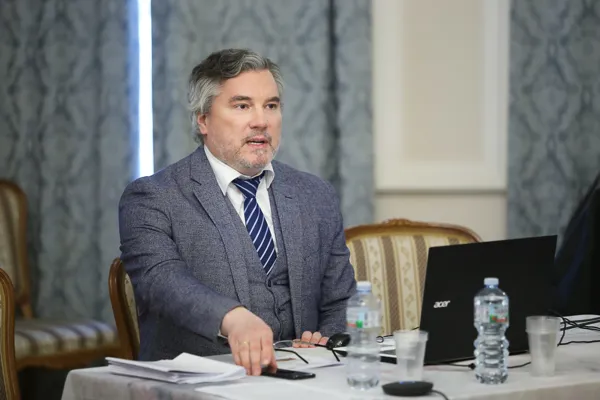 Художественный руководитель и главный дирижер Московского Синодального хора, Заслуженный артист России Алексей Александрович Пузаков читает доклад «Актуальные вопросы современного богослужебного пения в Русской Православной Церкви»