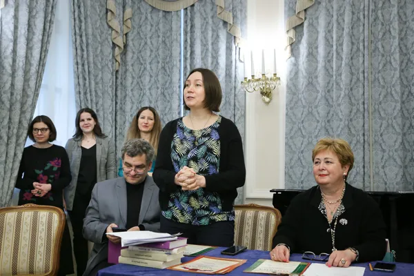 Выступает доцент кафедры теории музыки О.В. Зубова