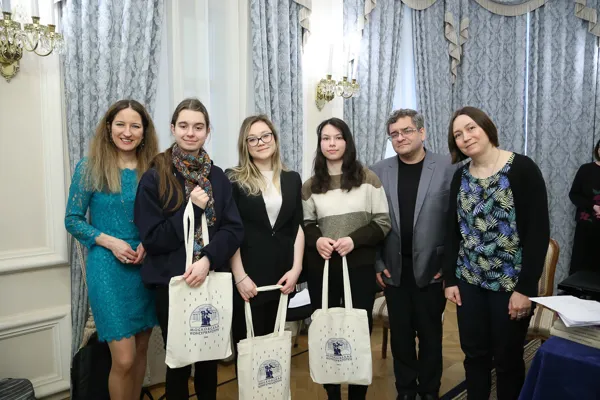 В центре – участницы конкурса с памятными подарками от Московской консерватории