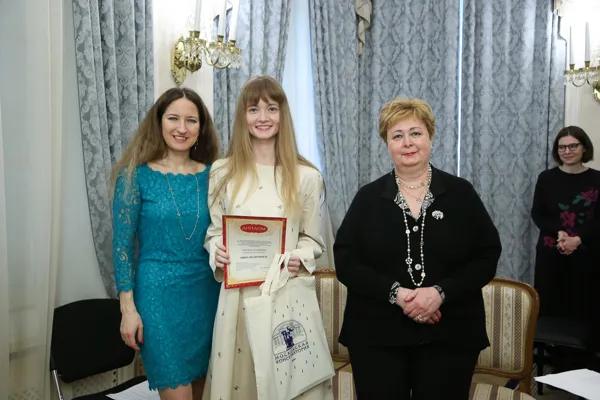 Куратор конкурса, доцент кафедры истории русской музыки Я.А. Кабалевская, лауреат III премии в номинации «история музыки» Анна Коломоец (Оренбург), председатель жюри конкурса, декан научно-композиторского факультета, зав.кафедрой истории русской музыки, профессор И.А. Скворцова