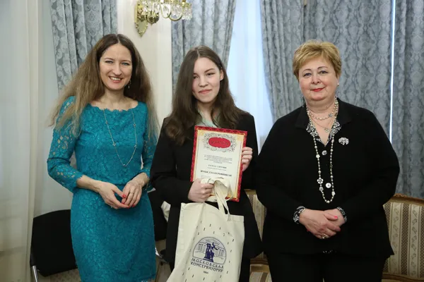 В центре – лауреат I премии конкурса в номинации «история музыки» Изабелла Буровицкая (Йошкар-Ола)