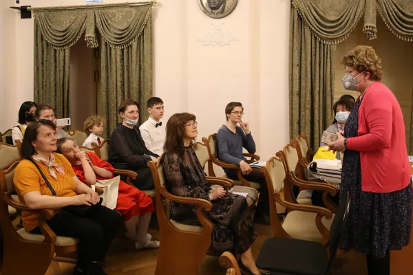 С поздравлениями к лауреатам обращается член жюри конкурса Ирина Анатольевна Дубкова, член Союза композиторов РФ, доцент кафедры сочинения Московской консерватории