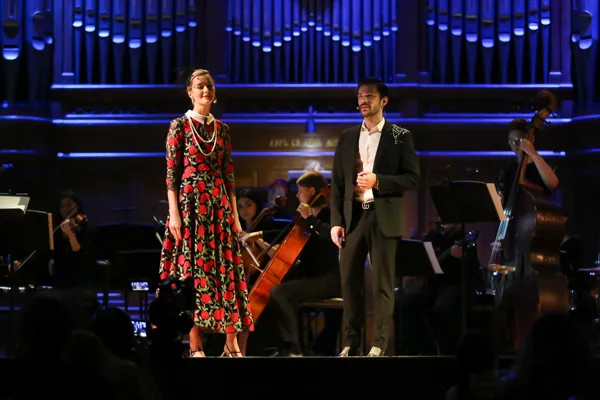 «Ветер перемен». Музыка Максима Дунаевского, слова Наума Олева. Исполняют Дарья Давыдова (сопрано), ALIY (баритон)