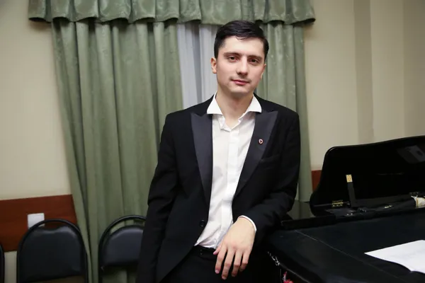 Пианист Николай Кузнецов в гримёрке после сольного концерта в Малом зале