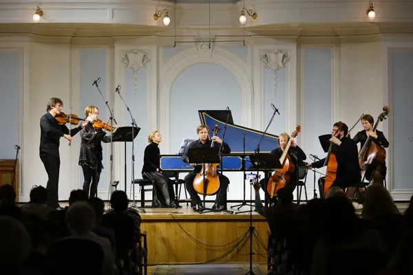 И. С. Бах. Бранденбургский концерт №6, BWV 1051. Исполняют Сергей Полтавский (альт), Ирина Сопова (альт), Дарья Борковская (клавесин), Игорь Бобович (виолончель), Руст Позюмский (виола да гамба), Феликс Антипов (виола да гамба), Яна Сахно (контрабас)