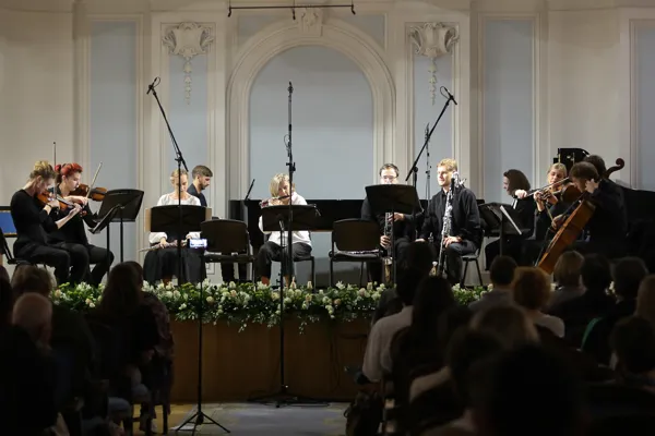 Стив Райх. «Eight lines». Исполняют Марина Катаржнова (скрипка), София Ковалёва (скрипка), Ульяна Живицкая (флейта), Владимир Иванов (фортепиано), Ольга Ивушейкова (флейты), Осип Чебурашкин (кларнет), Валентин Азаренков (кларнеты), Елизавета Миллер (фортепиано), Алина Фомина (альт), Сергей Полтавский (альт), Игорь Бобович (виолончель)