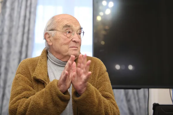 Французский кинорежиссер, скрипач и литератор Бруно Монсенжон рассказывает историю создания книги