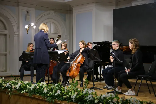 Дж. Бейли. «Symphony-Street-Souvenir» для ансамбля. Исполняет Ансамбль «Reheard», дирижёр — Елизавета Корнеева