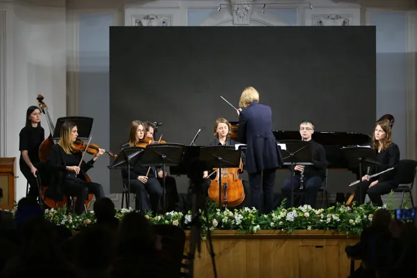 Дж. Бейли. «Symphony-Street-Souvenir» для ансамбля. Исполняет Ансамбль «Reheard», дирижёр — Елизавета Корнеева