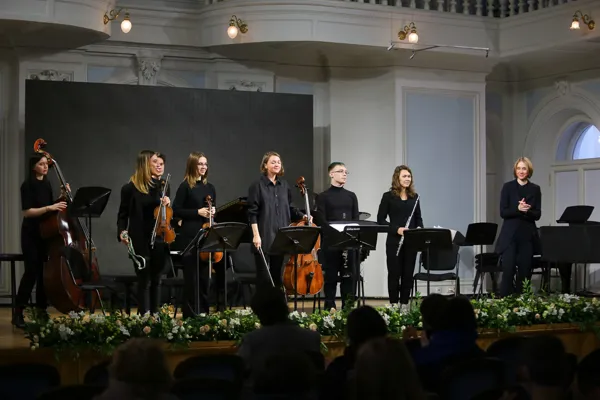 На сцене Рахманиновского зала Ансамбль «Reheard», дирижёр — Елизавета Корнеева. Фестиваль «Творческая молодёжь Московской консерватории»