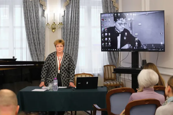 Собравшихся приветствует декан научно-композиторского факультета, профессор И. А. Скворцова