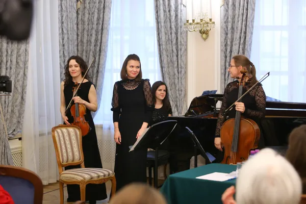 Надя Мейксон (скрипка), Юлия Куприянова (фортепиано), Екатерина Миронова (виолончель)