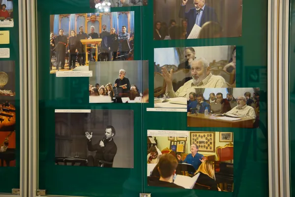 В фойе Большого зала проходит выставка, посвящённая 155-летию МГК им. П.И. Чайковского. Выставка подготовлена Архивом консерватории