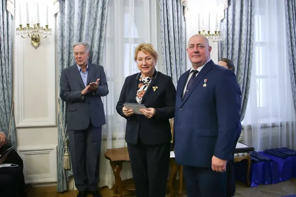 Начальник финансового управления консерватории Кобец Наталья Владиленовна награждается ведомственной медалью СК «За содействие» 