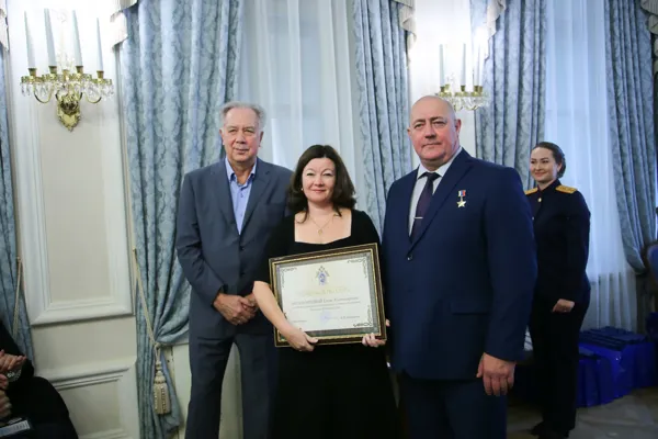 Руководитель Дирекции концертных программ Большого зала Ферапонтова Елена Владимировна с почётной грамотой СК РФ 