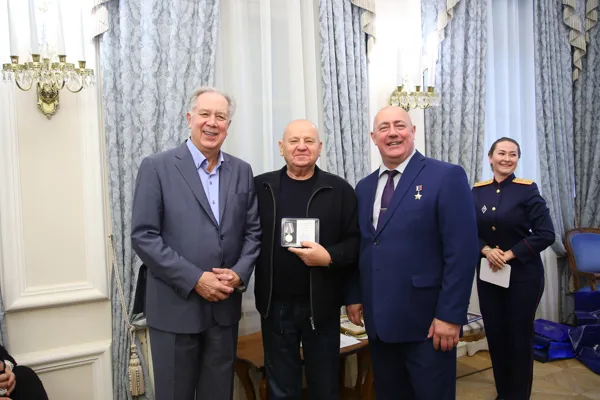 Декан Вокального факультета консерватории Пётр Ильич Скусниченко с ведомственной медалью СК РФ «За содействие» 