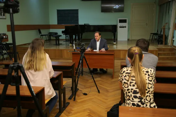 «Должна ли музыка быть сложной». Творческая встреча с художественным руководителем СТАМ-фестиваля Алексеем Черновым в классе №47 Первого учебного корпуса