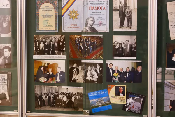 С сентября в фойе Большого зала консерватории экспонируется выставка, посвящённая 90-летию со дня рождения Б. Г. Тевлина. Выставка подготовлена Архивом Московской консерватории