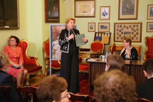 Участников Круглого стола, посвящённого 180-летию со дня рождения Саввы Мамонтова, приветствует начальник финансового управления консерватории Наталья Владиленовна Кобец