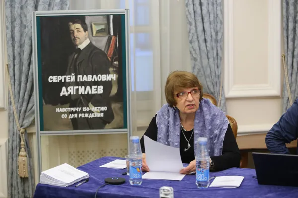 Доктор искусствоведения, главный научный сотрудник отдела живописи второй половины XIX — начала XX века Государственной Третьяковской галереи Э.В. Пастон читает доклад на тему «Художественные принципы Мамонтовской антрепризы и театрально-выставочные предприятия С.П. Дягилева»