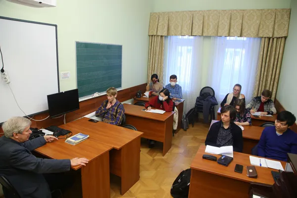 Профессор кафедры сочинения Московской консерватории, композитор Юрий Васильевич Воронцов проводит занятие в рамках гранта Министерства культуры на творческие мероприятия, посвящённые 155-летию МГК им. П.И.Чайковского