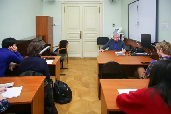 Профессор кафедры сочинения Московской консерватории, композитор Юрий Васильевич Воронцов проводит занятие. Второй учебный корпус имени Н.Я. Мясковского, 221-й класс 