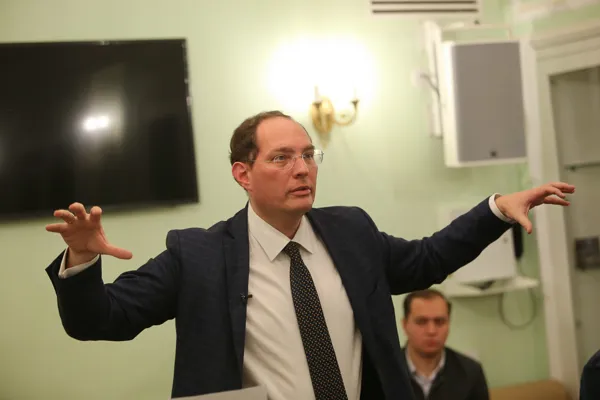 Художественный руководитель Камерного хора Московской консерватории, профессор кафедры хорового дирижирования Московской консерватории Александр Владиславович Соловьёв 