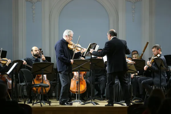 Солист — Народный артист России Александр Винницкий (скрипка). Московский камерный оркестр «Musica Viva», художественный руководитель и дирижёр — Народный артист России Александр Рудин
