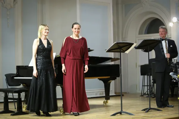 Ирина Красавина (фортепиано), Юлия Макарьянц (меццо-сопрано), Иван Паисов (гобой)