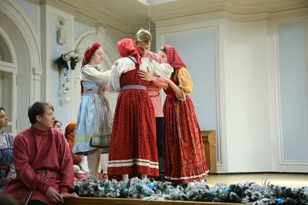 «Царь к востоку войско шлет, Старший сын его ведет»