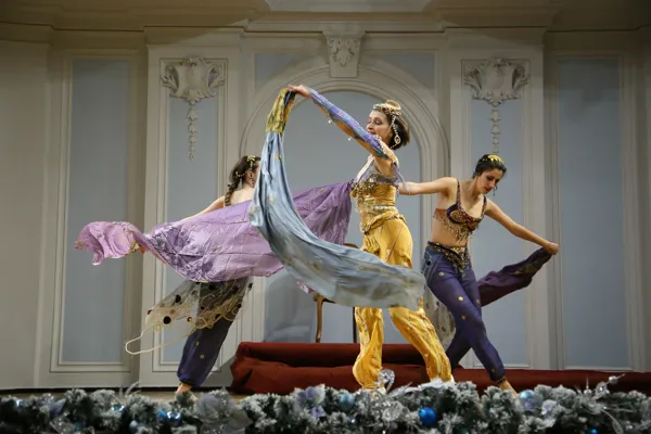 Леся Сулыма (в центре) и Ансамбль исторического танца «Time of Dance» 
