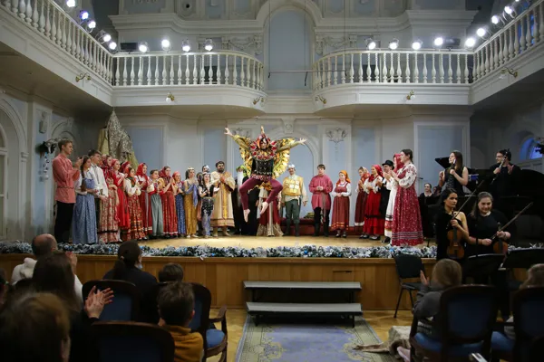 Музыкальная сказка «Золотой петушок» на музыку Н. Римского-Корсакова в Рахманиновском зале. Золотой петушок — Всеволод Жданов