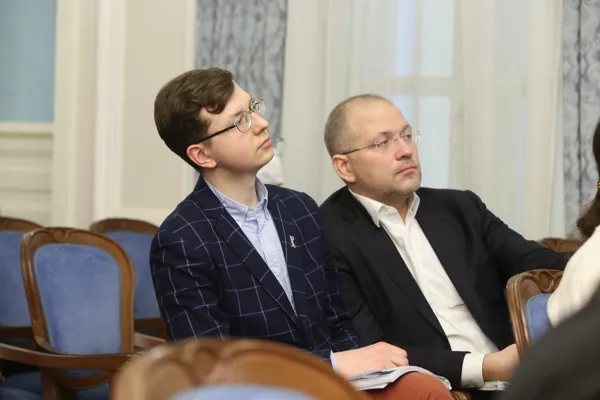Куратор концерта «Musica sacra nova», преподаватель кафедры хорового дирижирования Сергей Сергеевич Терентьев и исполнительный директор Фонда Николая Каретникова – Антон Николаевич Каретников, инициатор проекта «Musica sacra nova. Духовная музыка Второго авангарда»