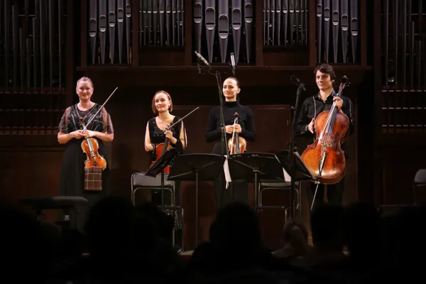 На сцене Малого зала «Rusquartet» в составе: Ксения Гамарис (скрипка), Анна Янчишина (скрипка), Ксения Жулёва (альт), Пётр Каретников (виолончель)