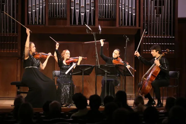 На сцене Малого зала «Rusquartet» в составе: Ксения Гамарис (скрипка), Анна Янчишина (скрипка), Ксения Жулёва (альт), Пётр Каретников (виолончель)