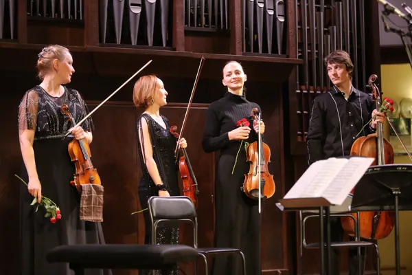 На сцене Малого зала «Rusquartet» в составе: Ксения Гамарис (скрипка), Анна Янчишина (скрипка), Ксения Жулёва (альт), Пётр Каретников (виолончель)