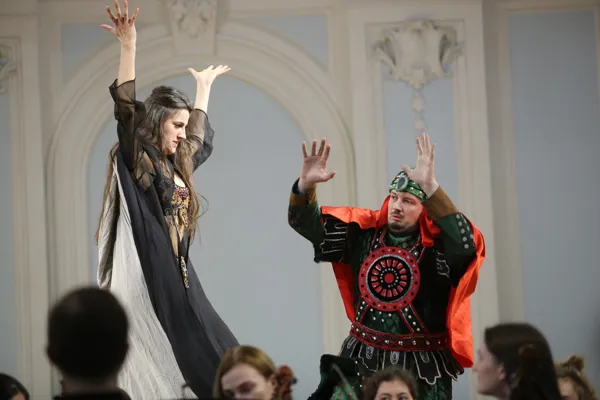 «Встань, молодец: все тихо в поле; Ты никого не встретишь боле; Я привела тебе коня; Вставай, послушайся меня». Наина — Мария Иваненко, Фарлаф — Кирилл Логинов 