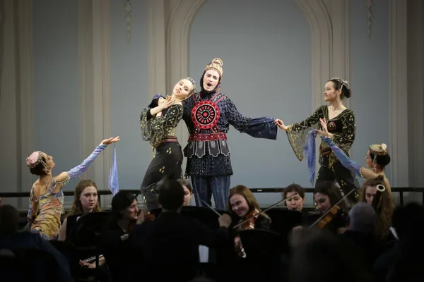 Ратмир — Марина Ярская (в центре) и танцевальный ансамбль в составе (слева направо): Венера Хабибулина, Анастасия Кутковая, Дария Гавдуш,  Леся Сулыма