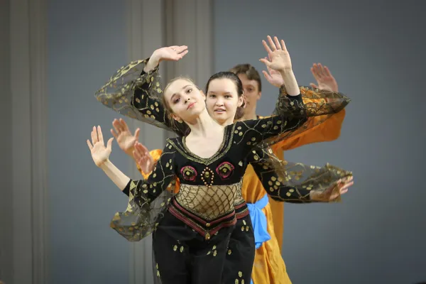 Танцевальный ансамбль в составе: Анастасия Кутковая, Дария Гавдуш, Валерий Харламов