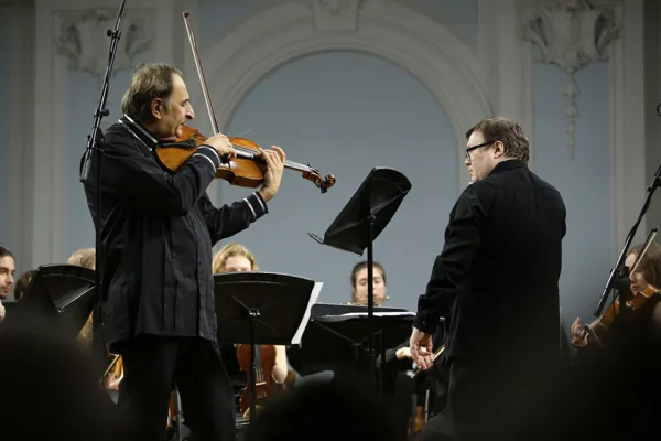 Солист — Юрий Тканов (альт), дирижёр — Вячеслав Валеев