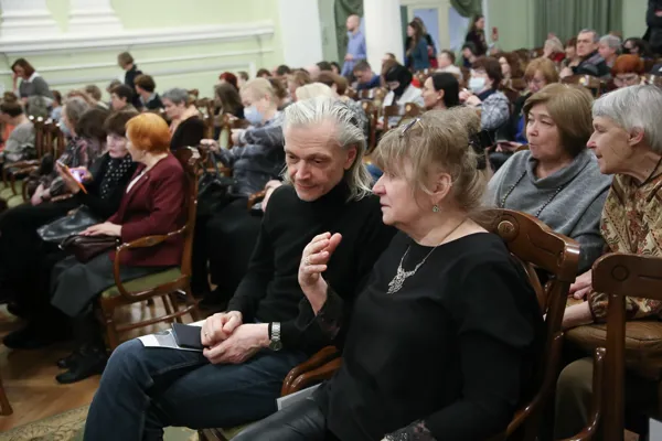 Перед концертом. На первом плане декан Фортепианного факультета консерватории, руководитель кафедры специального фортепиано, ученик С.Л. Доренского, профессор Андрей Александрович Писарев и проректор по учебной работе консеватории, профессор Лариса Евдокимовна Слуцкая