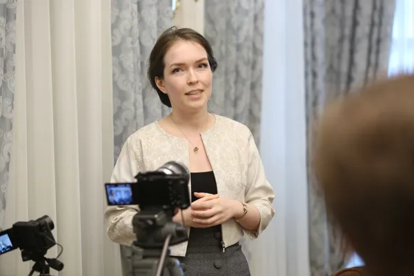 Приветствия лауреатов конкурсов прошлых лет. Преподаватель кафедры теории музыки Юлия Владимировна Москвина
