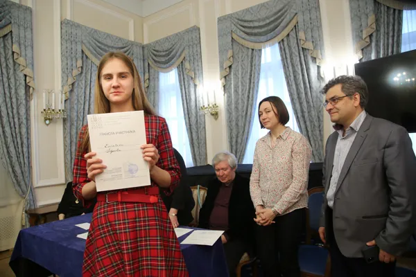 Грамоту участника конкурса в номинации «теория музыки» получает Елизавета Горячева (Москва)