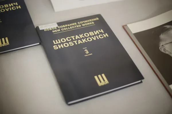 В фойе партера Большого зала консерватории Научной музыкальной библиотекой имени С.И. Танеева оформлена выставка «Дары и дарители»